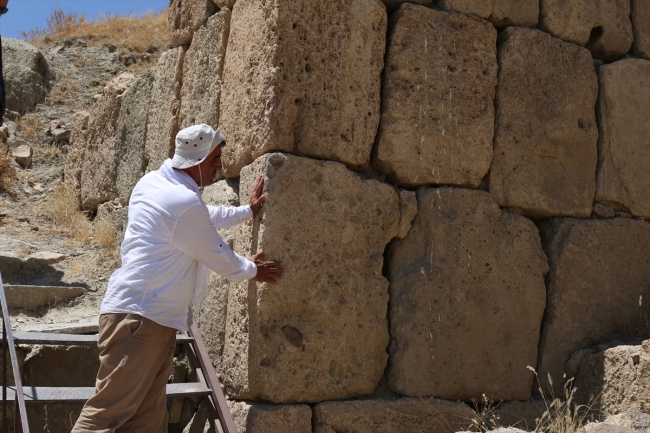 Urartuların depreme karşı kilitli taş kullandığı tespit edildi