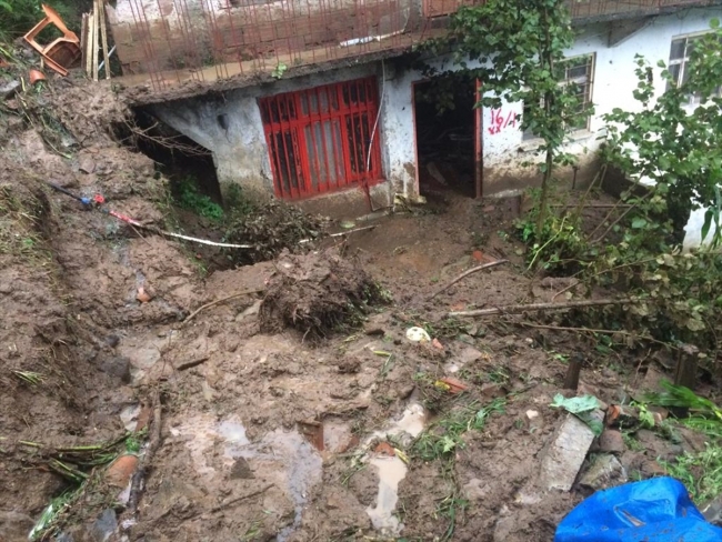 Trabzon'da heyelan sonucu mahsur kalan 3 kişi kurtarıldı