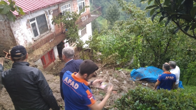 Trabzon'da heyelan sonucu mahsur kalan 3 kişi kurtarıldı