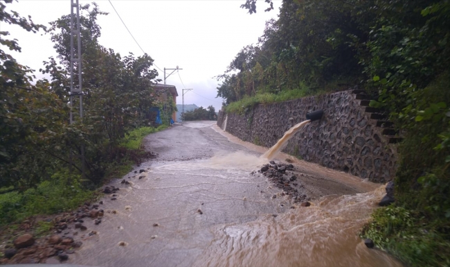 Trabzon'da heyelan sonucu mahsur kalan 3 kişi kurtarıldı