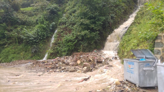 Trabzon'da heyelan sonucu mahsur kalan 3 kişi kurtarıldı