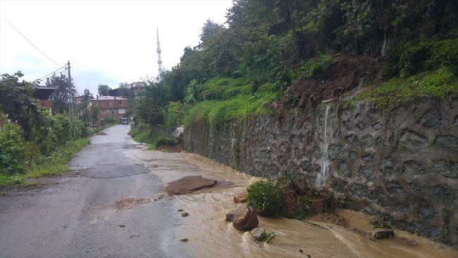 Trabzon'da heyelan sonucu mahsur kalan 3 kişi kurtarıldı