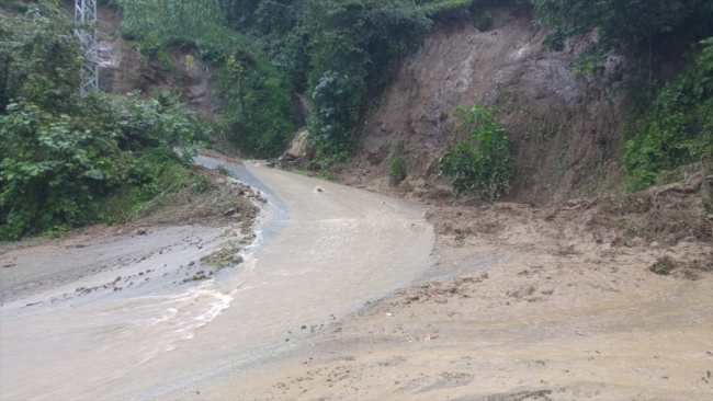 Trabzon'da heyelan sonucu mahsur kalan 3 kişi kurtarıldı