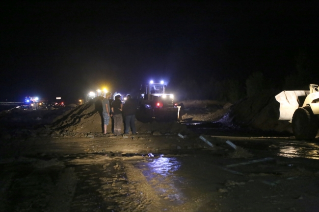 Sivas'ta HES kanalı patladı, 2 araç suya kapıldı