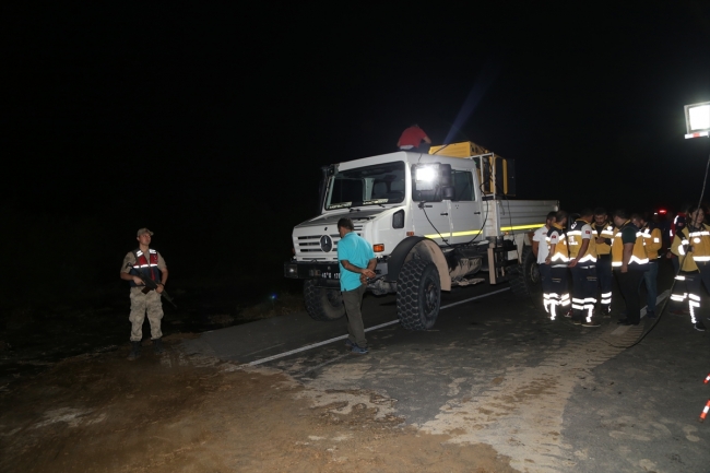 Sivas'ta HES kanalı patladı, 2 araç suya kapıldı