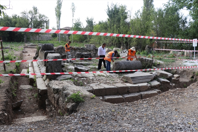 Aizanoi Antik Kenti'nde anıt mezar bulundu