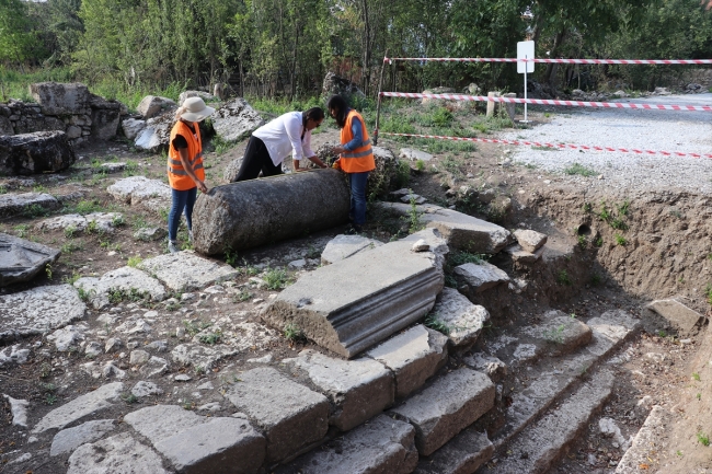 Aizanoi Antik Kenti'nde anıt mezar bulundu