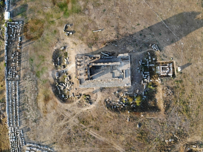 Aizanoi Antik Kenti'nde anıt mezar bulundu