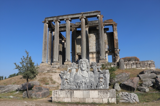 Aizanoi Antik Kenti'nde anıt mezar bulundu
