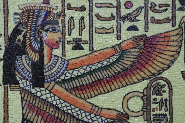 Cam parçaları onun ellerinde sanat eserine dönüşüyor