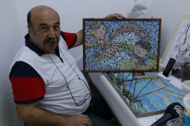 Cam parçaları onun ellerinde sanat eserine dönüşüyor