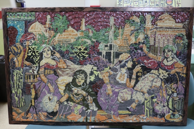 Cam parçaları onun ellerinde sanat eserine dönüşüyor