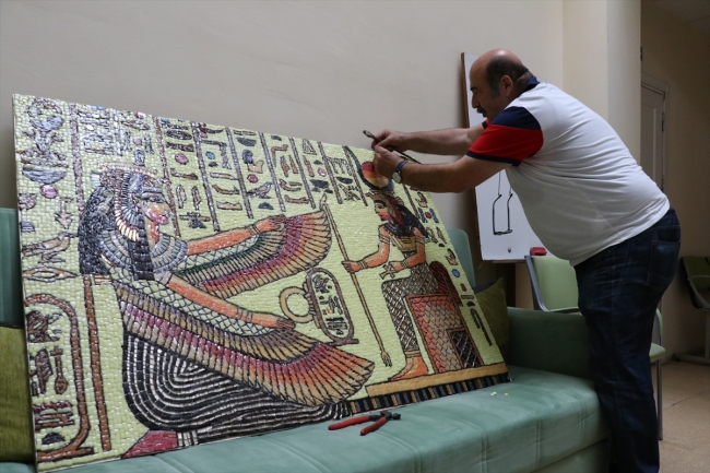 Cam parçaları onun ellerinde sanat eserine dönüşüyor