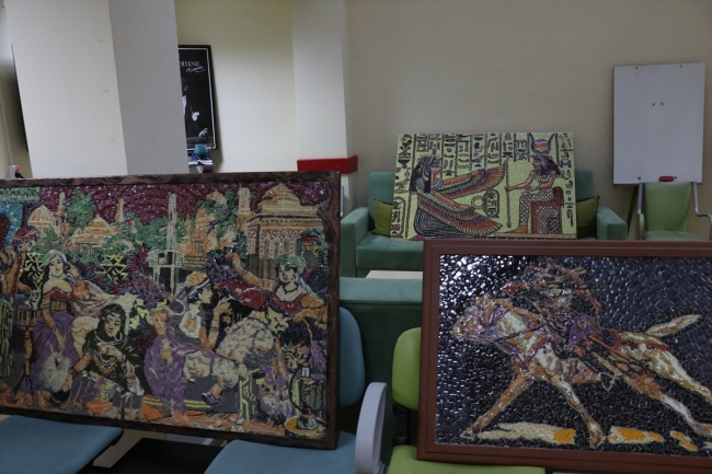 Cam parçaları onun ellerinde sanat eserine dönüşüyor