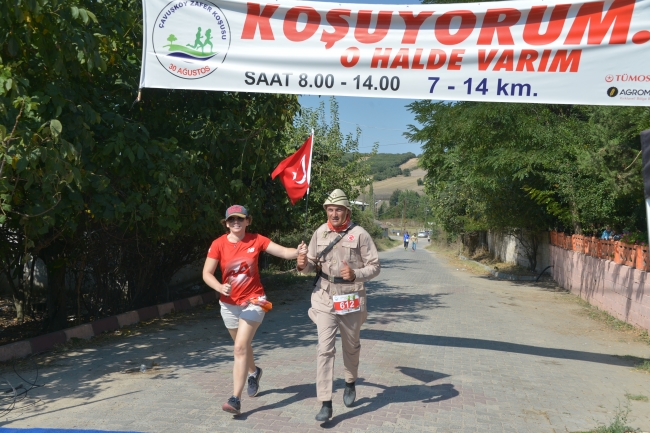 Koşuya terlikle ısındı, yalın ayak yarıştı