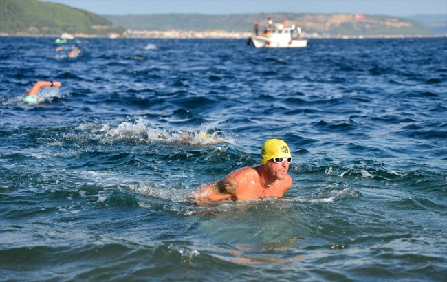 Çanakkale'de 682 sporcu Zafer Bayramı için kulaç attı