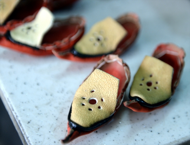 20 yıldır rengarenk aynalı çarıklar üretiyor