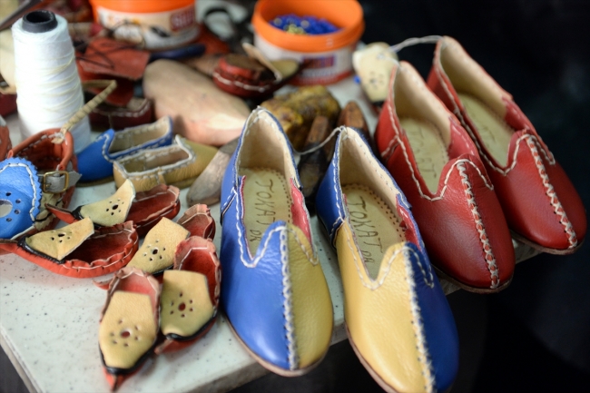 20 yıldır rengarenk aynalı çarıklar üretiyor