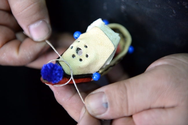 20 yıldır rengarenk aynalı çarıklar üretiyor