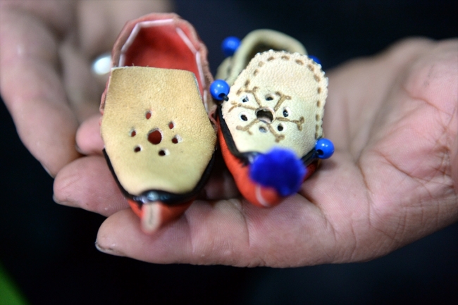 20 yıldır rengarenk aynalı çarıklar üretiyor