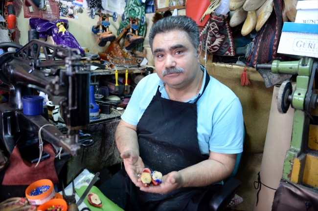 20 yıldır rengarenk aynalı çarıklar üretiyor