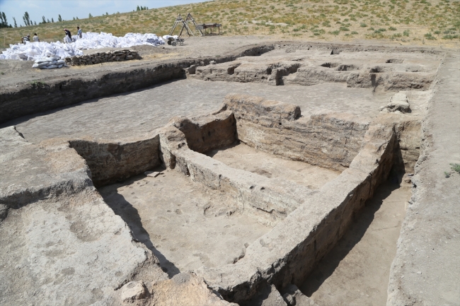 Çatalhöyük kazılarında küçük kadın ve erkek heykelleri bulundu