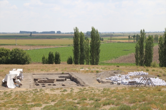 Çatalhöyük kazılarında küçük kadın ve erkek heykelleri bulundu