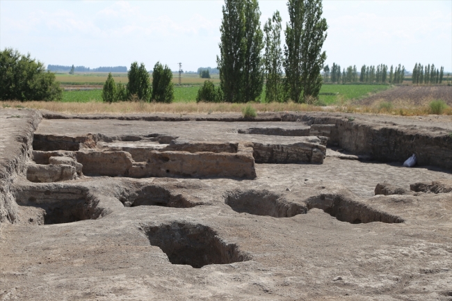 Çatalhöyük kazılarında küçük kadın ve erkek heykelleri bulundu