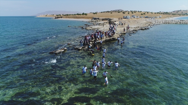 Su altındaki antik yoldan Çarpanak Adası'na yüzdüler