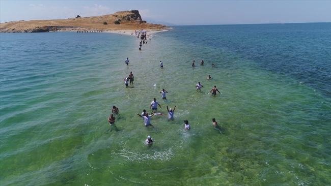 Su altındaki antik yoldan Çarpanak Adası'na yüzdüler