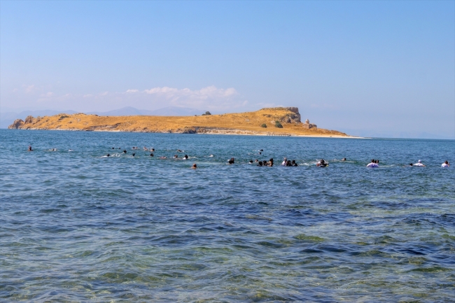 Su altındaki antik yoldan Çarpanak Adası'na yüzdüler