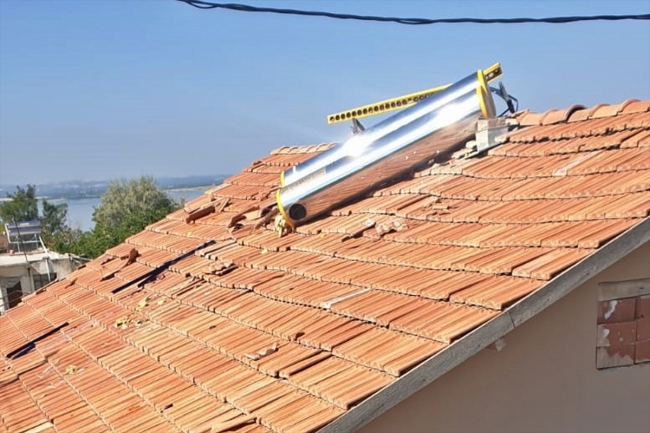 Elazığ'da fırtına: Evlerin çatısı uçtu, yaklaşık bin kayısı ağacı devrildi