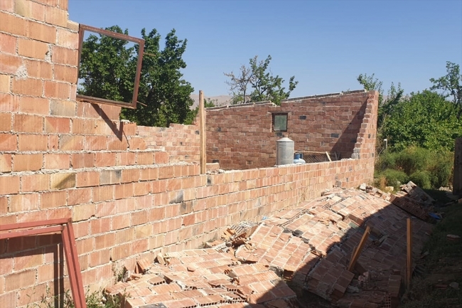 Elazığ'da fırtına: Evlerin çatısı uçtu, yaklaşık bin kayısı ağacı devrildi