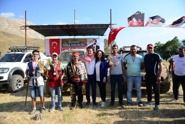 Beydağı yaylasında eşek üzerinde 'Yörük futbolu'