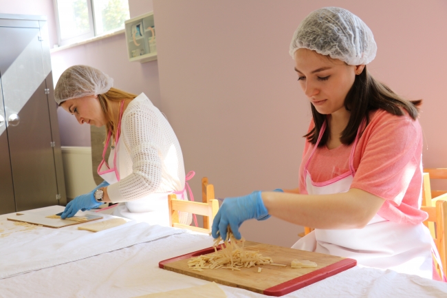 Öğretmenler minik öğrencileri için mutfağa girdi