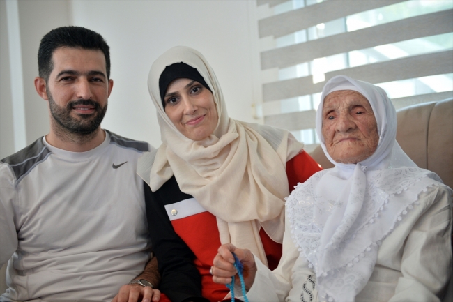 Hac hayali gerçek olan asırlık Fikriye Nine'nin mutluluğu