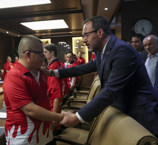 Bakan Kasapoğlu, down sendromlu sporcularla buluştu