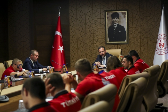 Bakan Kasapoğlu, down sendromlu sporcularla buluştu