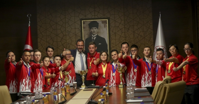 Bakan Kasapoğlu, down sendromlu sporcularla buluştu