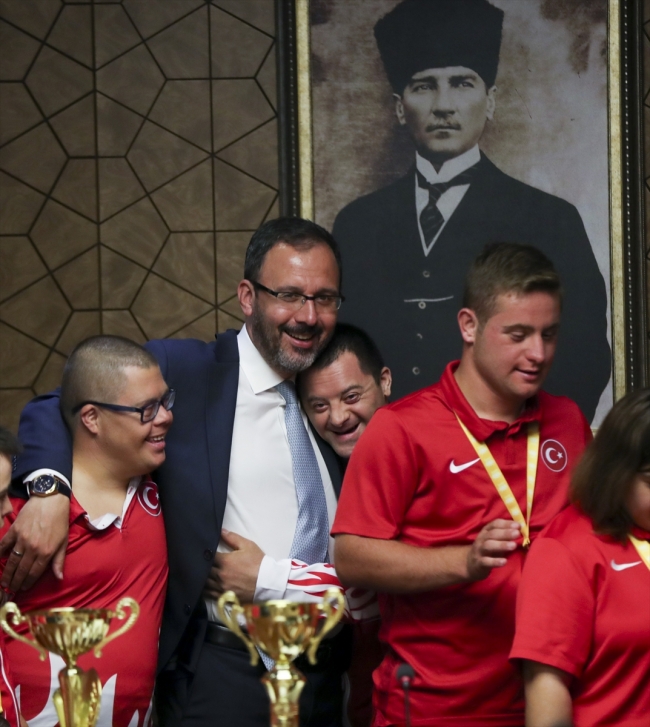 Bakan Kasapoğlu, down sendromlu sporcularla buluştu