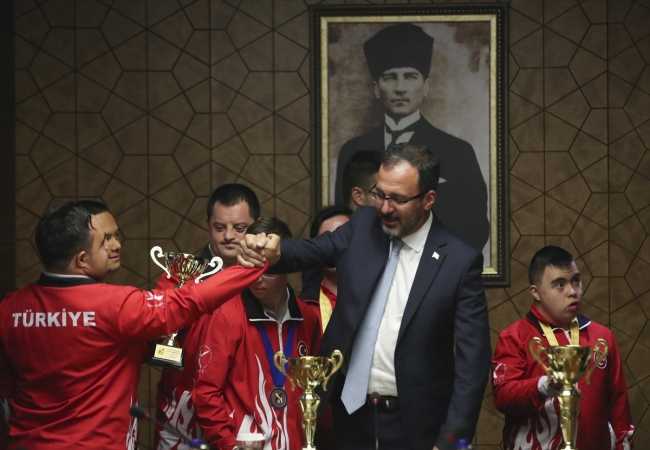 Bakan Kasapoğlu, down sendromlu sporcularla buluştu