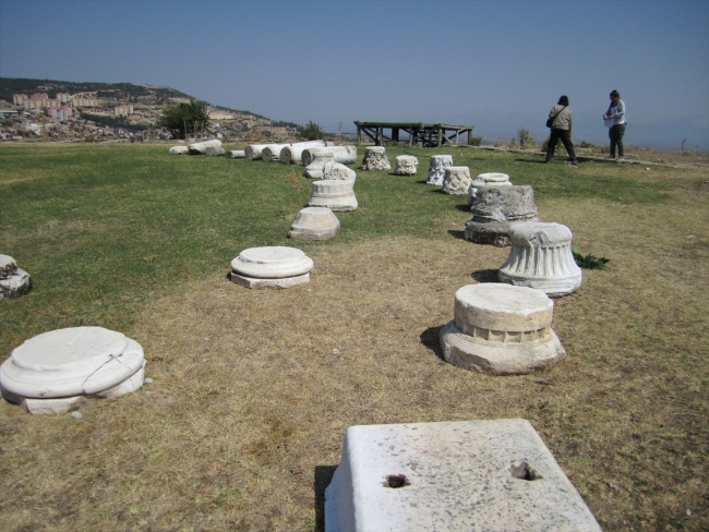 Tarihi eserleri duvar yapımında kullanmışlar