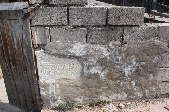 Tarihi eserleri duvar yapımında kullanmışlar