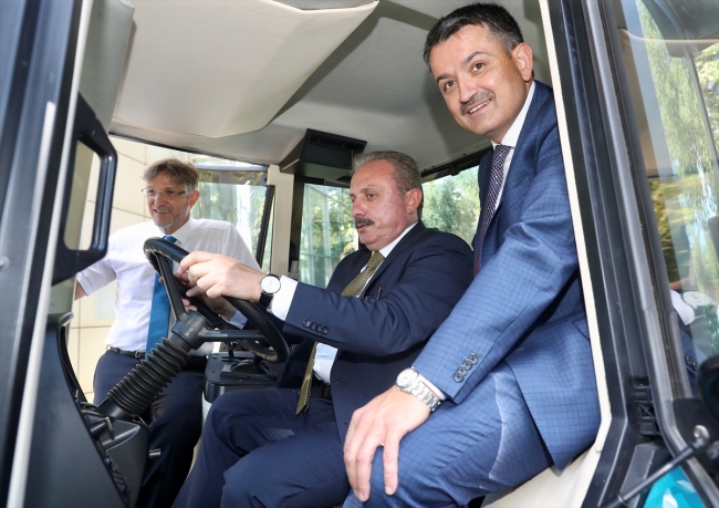 TBMM Başkanı Şentop ve Bakan Pakdemirli yerli elektrikli traktörü test etti