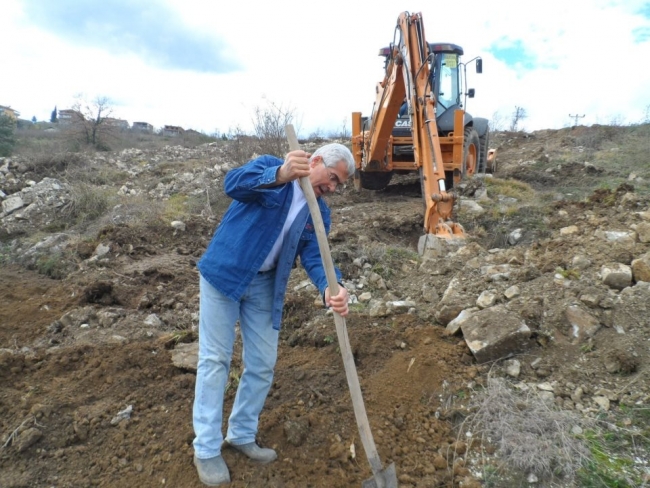 Kayalık araziyi tonlarca toprakla ceviz bahçesine çevirdiler