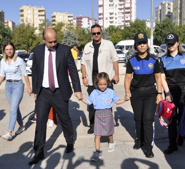 Emniyet müdürü, şehit kızını makam aracıyla okula götürdü