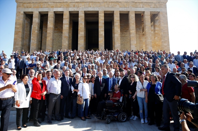 CHP Genel Başkanı Kılıçdaroğlu beraberindeki heyetle Anıtkabir'i ziyaret etti