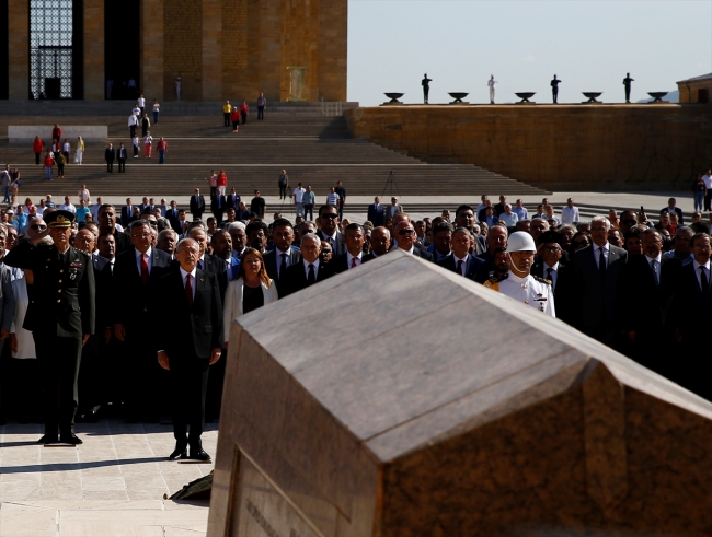 CHP Genel Başkanı Kılıçdaroğlu beraberindeki heyetle Anıtkabir'i ziyaret etti