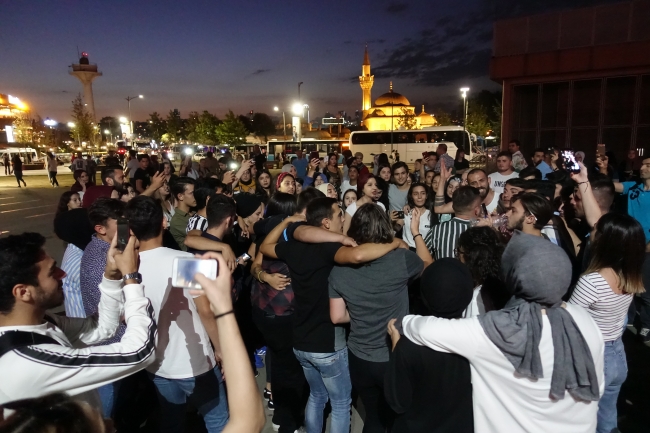 İstanbul sokaklarında horonla gönülleri fethediyorlar