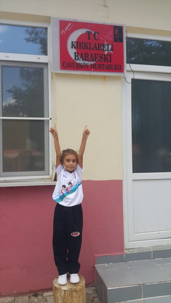 Terlikle koşan minik kıza ayakkabı hediye edildi